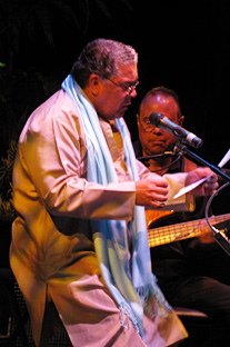 El cantante Danny Rivera interpretó musicalmente algunos de los poemas del homenajeado en la segunda parte de la función.