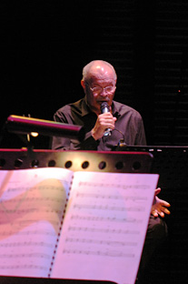 El locutor, David Ortiz Angleró, tuvo a su cargo la primera parte del espectáculo que consistió del recital declamatorio de los poemas de Miguel Hernández.