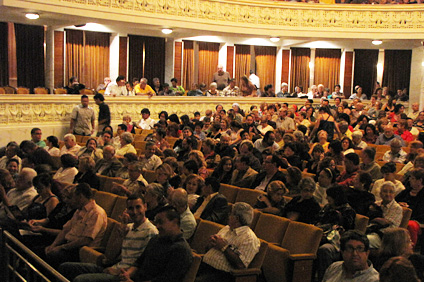 El público del oeste llenó a capacidad el Teatro Yagüez para este evento que fue el inicio oficial del centenario del poeta.