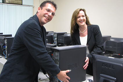 Con los fondos otorgados por Lockheed Martin se adquirirán 24 computadoras nuevas así como equipo tecnológico de enseñanza. En la foto Silvestre Colón y Leslie Chapel.