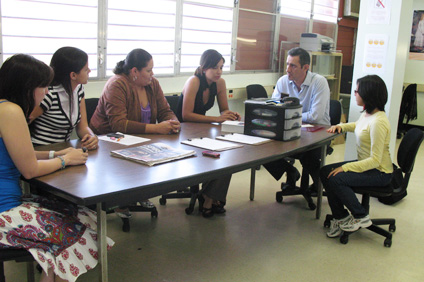 Parte del equipo de trabajo del CRE, durante una reunión.