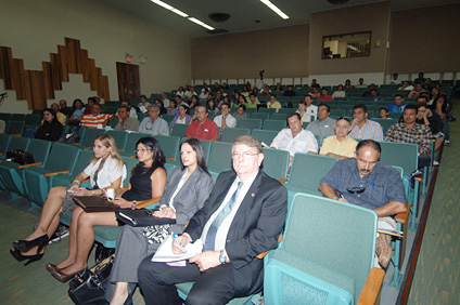 En representación del Gobierno participaron en el Foro, desde la izquierda, en la primera fila: de la ADS, la subdirectora, Patricia Crumley; la directora de reciclaje, Alice Robles; y la directora de la agencia, Rebeca Nieves; junto a Carl Soderberg, director de la División del Caribe de la EPA.