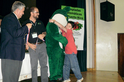 Las mascotas colegiales Tarzán y Jane hicieron las delicias de los presentes durante la ceremonia de premiación.