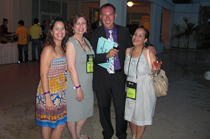 El doctor Luis F. Cáceres, presidente del Programa Olimpiadas Matemáticas de Puerto Rico, junto con parte de las voluntarias y profesoras de la Centro 2010.