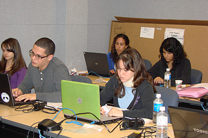 Los participantes mientras buscaban información para el tema de la propuesta de investigación preliminar que se presentaría al final del taller.