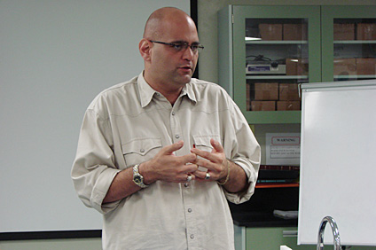 El profesor Carlos R. Ruiz Martínez fue uno de los instructores del taller.