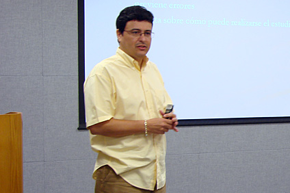 El profesor Rafael A. Estremera Andújar de la UPR de Aguadilla también ofreció clases durante la experiencia educativa.