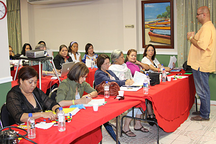 El profesor Carlos Ruiz se dirige al grupo de maestros participantes en la Academia de Verano.