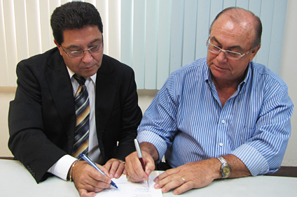 Desde la izquierda Pedro Rodríguez Domínguez, rector interino del RUM y José A. Torres Avilés, presidente del Consejo El Atlántico RC & D, firman el acuerdo de colaboración.