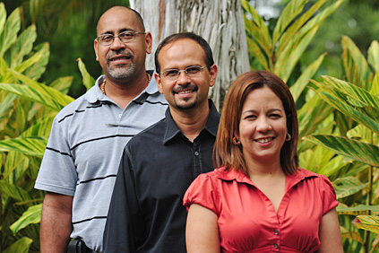 Desde la izquierda los ingenieros Pedro Archeval, Héctor J. Rivera e Ivette Maldonado, ex alumnos colegiales que ahora laboran en CPM.