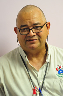El doctor Andrés Calderón, voluntario docente, realizará labores como attaché o asistente.