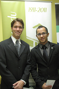 Los colegiales Joel Quiles y Jonathan Acevedo, de Ingeniería en Computadoras, ganaron la beca Rock Solid.