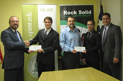 Desde la izquierda: el rector interino, doctor Jorge Rivera Santos; el alumno Joel Quiles; el doctor Jaime Seguel, decano asociado de asuntos académicos de Ingeniería; el estudiante Jonathan Acevedo; y el ingeniero Ángel L. Pérez, vicepresidente de Rock Solid Technologies.