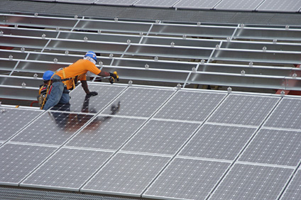 La innovadora estructura cuenta con 2,553 paneles solares de 230 vatios cada uno.