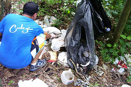Los colegiales recogieron 1,250 libras de basura en el Salto de la Encantada en Añasco.