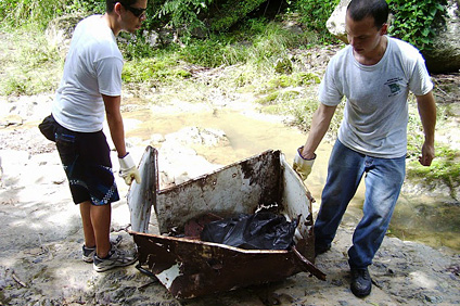 Como parte de la basura, los participantes recogieron partes de auto y hasta camas.