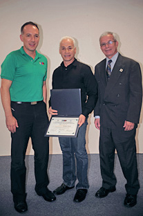 El doctor Luis F. Cáceres, el maestro Nieves y el rector Miguel A. Muñoz durante el acto de entrega de la obra al Recinto.