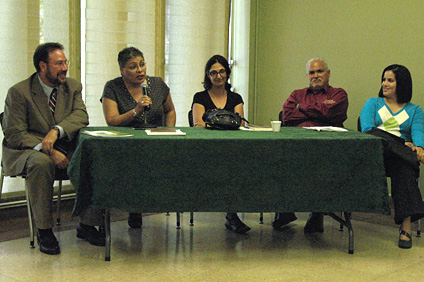 De izquierda a derecha, los doctores Carlos Hernández, Nelly Vázquez, Rima Brusi, Aníbal Aponte, y la estudiante Melissa Pagán.