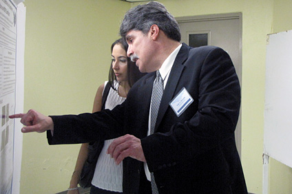 El doctor Félix A. Miranda de NASA conversa con una estudiante durante la presentación de afiches.