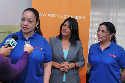 Desde la izquierda: Keila Peña, Maribel Zayas y María Vargas, de Xerox, durante la entrega del donativo al Colegio de Ingeniería.