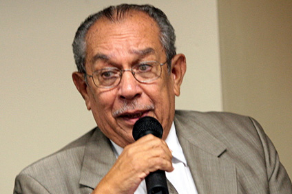 El profesor Alfredo González abordó la situación fiscal desde el punto de vista económico.