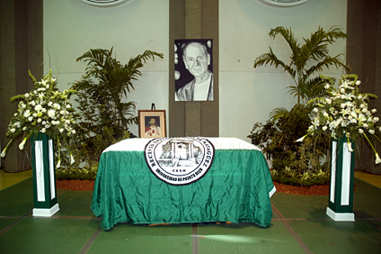 Las honras fúnebres de Laracuente se llevaron a cabo en el Coliseo Rafael A. Mangual.
