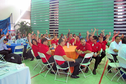 Durante la apertura de Quest 2011, se pidió, entre todos los competidores que levantaran la mano los egresados colegiales.