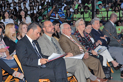 El senador Luis D. Muñiz (izquierda) y el rector interino Jorge Rivera Santos (al lado) participaron del evento educativo.