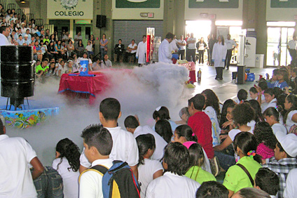 Los colegiales presentaron experimentos de ciencias de una forma divertida