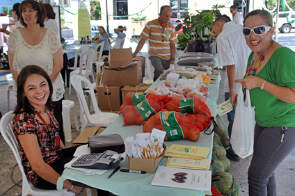 En la Plaza, representantes de la Facultad de Ciencias Agrícolas vendieron productos frescos del País.