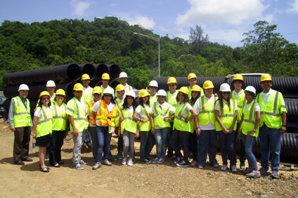Como parte de las visitas de campo, el Instituto de Verano de Transportación llevó a los participantes al área de construcción de una represa.