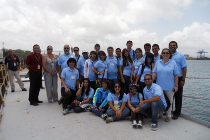 La visita a los Puertos fue una de las actividades favoritas de los estudiantes, acompañados aquí por los directores del Instituto, los mentores y los funcionarios de esa agencia portuaria.