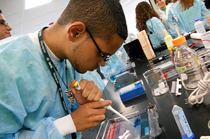 Los estudiantes tuvieron la oportunidad de experimentar con la Biotecnología.