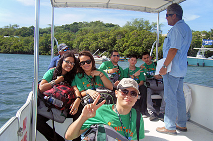 Los jóvenes durante una visita a la Isla Laboratorio Magueyes, en Lajas.
