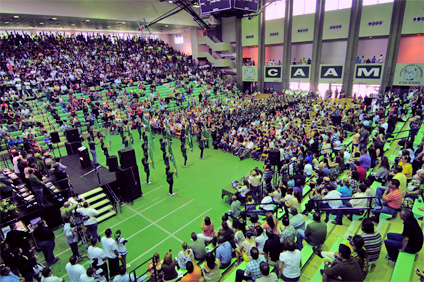 Alrededor de 1,892 nuevos alumnos se dieron cita en el Coliseo Rafael A. Mangual junto a sus familiares.