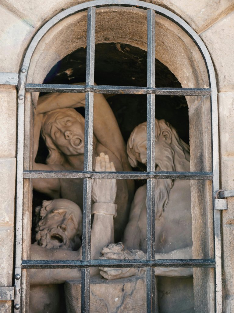 -Instagram:
inh_rum, esch.uprm