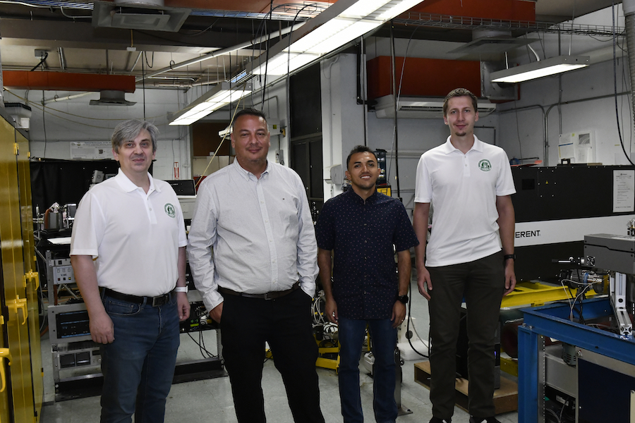 Desde la izquierda: los doctores Sergiy Lysenko y Armando Rúa, junto a Camilo Verbel Márquez y Alexander Bartenev, autores del trabajo sobre innovaciones en materiales electrónicos que fue destacado en la más reciente edición de la revista científica Advanced Materials. (Foto por Carlos Díaz/Prensa RUM)