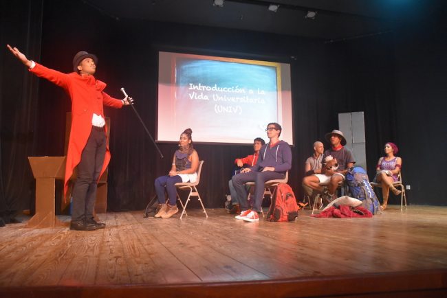 Phineas T. Barnum (Marcos Rosario), es el simpático profesor que dicta la clase de Vida Universitaria. Foto Mariam Ludim Rosa/Prensa RUM Prepas RUM