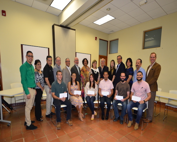 Sentados, los becados: Manuel Porrata, Yashira M. Valentín, Lyanne Rosas, Luis J. Colón, Alex Miranda y Samuel Aparicio. De pie, funcionarios del RUM junto a los representantes del FPA. Carlos Díaz/Prensa RUM