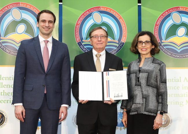 El doctor Juan López Garriga, al centro, recibió el premio presidencial de parte de Michael Kratsios, asistente del Presidente en Asuntos de Ciencia y Tecnología en la Casa Blanca; y la doctora France A. Córdoba, directora de la Fundación Nacional de la Ciencia. (Suministrada) Ciencias sobre Ruedas