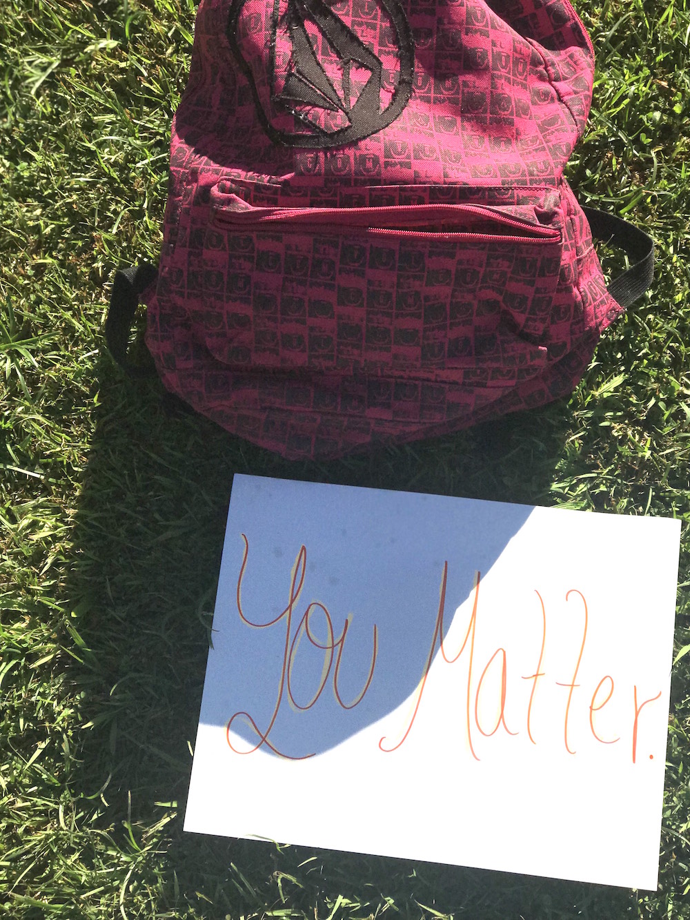 Mensajes como: «Tú eres importante» se desplegaron en el campus. Suministrada Prevención suicidio