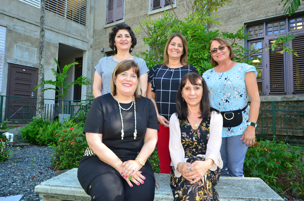 Cuatro investigadoras del grupo a cargo de Ecosystem to Expand Capabilities and Opportunities for STEM Scholars, acompañadas por la rectora interina Wilma L. Santiago Gabrielini, al frente a la izquierda. En el mismo orden, las doctoras Mónica Alfaro, y atrás:  Laura López, Bernadette M. Delgado y Carmen Bellido. (Foto por Carlos Díaz) NSF Ecosystem