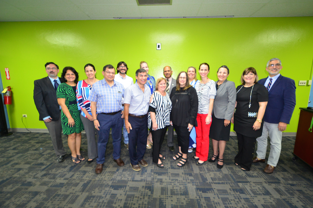 El equipo de investigadores del proyecto Engineering PEARLS, junto a la rectora interina del RUM, Wilma Santiago Gabrielini, segunda desde la derecha y los decanos. (Foto por Carlos Díaz) Engineering PEARLS
