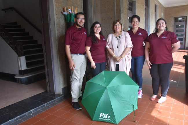 El grupo reclutador de Procter & Gamble fue el responsable del proyecto y de la ubicación de las sombrillas en distintos puntos estratégicos del campus. Desde la izquierda: Kristian Santa, Natalia Ramón, la rectora Wilma Santiago Gabrielini, Cristina Storer y Lydia Marshall. (Foto por Mariam Ludim Rosa Vélez) Sombrillas