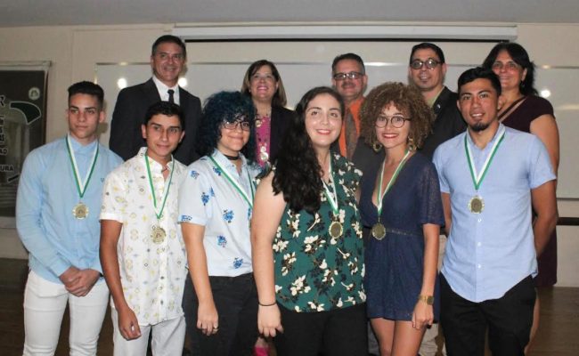 Fueron 193 los jóvenes que recibieron su medalla emblemática como estudiante de honor. Suministrada Cuadro de honor