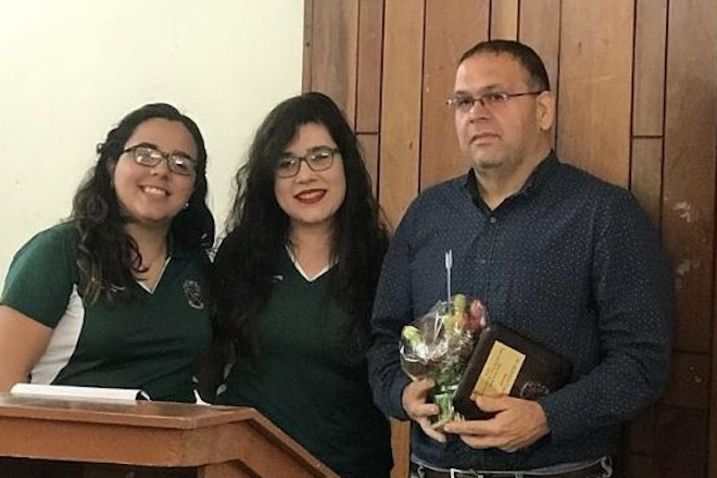 Desde la izquierda: María B. Mercado Ojeda y Stephanie S. González Martínez, presidenta y vicepresidenta, respectivamente, de la BBB colegial en el año 2017-2018; y el Dr. Carlos Ríos Velázquez, durante la premiación. (Suministrada)