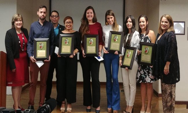 La rectora interina, Wilma L. Santiago Gabrielini (a la izquierda) junto a los colegiales destacados de ADEM por concentración, el decano interino de Estudiantes, doctor José L. Perdomo (atrás) y la doctora Mariel Nieves Hernández, decana interina de ADEM (a la derecha). (Suministrada) Cuadro honor ADEM