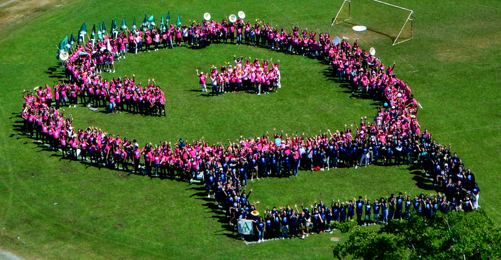 un mar rosado llegó hasta la Antigua Pista Atlética de la institución para componer un guante de boxeo rosado, emblemático de que en la pelea contra esta enfermedad no deben darse por vencidas. Foto Carlos Díaz/PrensaRUM Cáncer de seno