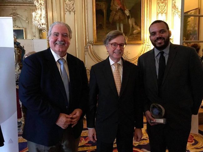 En el orden acostumbrado, el doctor Benjamín Colucci Ríos; Fernando Carderera, embajador español en Francia, y Bryan Ruiz Cruz. Suministrada