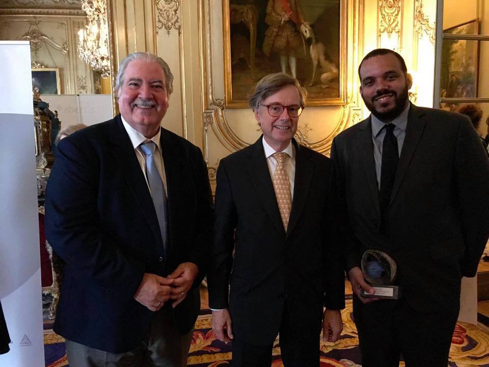 En el orden acostumbrado, el doctor Benjamín Colucci Ríos; Fernando Carderera, embajador español en Francia, y Bryan Ruiz Cruz. Suministrada